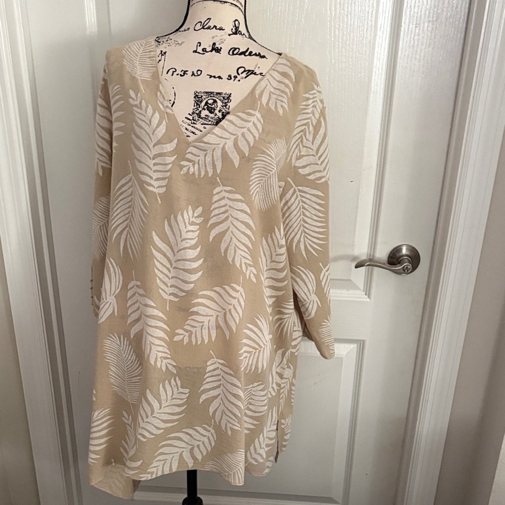 Cottonseed Beige Leaf Print Tunic. NWOT